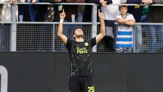 Santi Giménez con los brazo al aire celebrando